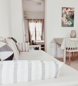 斯达林亚娜的公寓的白色的客厅配有沙发和桌子