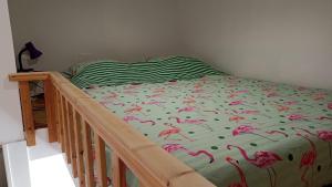 布齐盖Escale à Bouzigues的卧室内的一张带粉红色火烈鸟的床