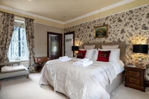多尔盖罗赖厄德河乡间别墅酒店的一间卧室配有一张带红色枕头的大床