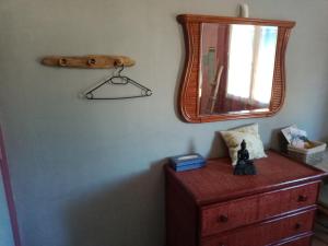 皮耶尔拉特Chambre chez l'habitant的墙上的木制梳妆台,带镜子