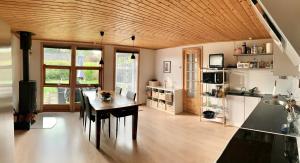 TjørneholmSpacey and charming cabin 300 m. from beach的厨房设有木制天花板和木桌。