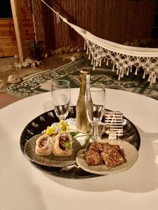 ‘Ezuz内格夫托比纳沙漠旅馆的桌上装有食物和酒杯的托盘