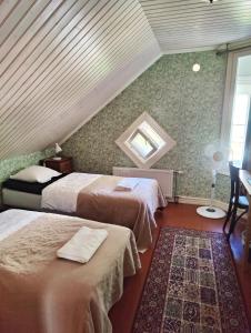 瑙沃兰特娜酒店&咖啡馆的一间卧室设有两张床和窗户。