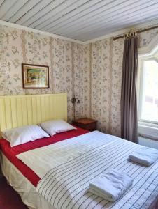 瑙沃兰特娜酒店&咖啡馆的一间卧室配有一张床,上面有两条毛巾