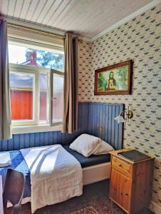 瑙沃兰特娜酒店&咖啡馆的一间小卧室,配有床和窗户