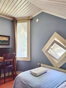瑙沃兰特娜酒店&咖啡馆的一间卧室配有一张床、一张书桌和一个窗户。