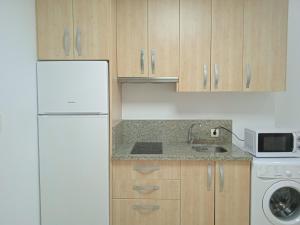 博尔穆霍斯Seville Luxury Apartment Parking Opcional的厨房配有白色冰箱和水槽