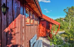 霍夫登Awesome Home In Hovden I Setesdalen With 2 Bedrooms的木结构一侧的红色门