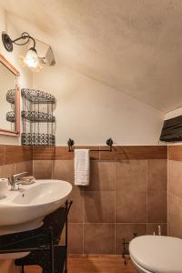 切尔诺比奥Casa al Lago di Como in Riva Cernobbio的一间带水槽和镜子的浴室