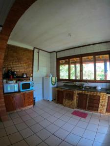 加罗帕巴Casa Praia da Gamboa的厨房配有白色冰箱和炉灶。