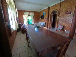 加罗帕巴Casa Praia da Gamboa的用餐室配有大型木桌和椅子