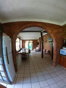 加罗帕巴Casa Praia da Gamboa的厨房设有砖墙和冰箱。