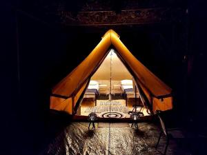 纳夫普利翁XeniCamp-Retreat的一间帐篷间,配有两张床