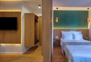 莫斯塔尔Hotel Sinan Han的酒店客房设有两张床和一台平面电视。