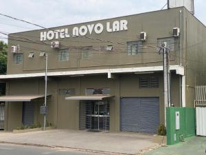 库亚巴Hotel Novo Lar的上面有活塞的口号的建筑