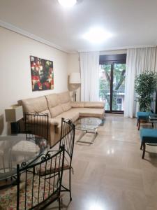 科尔多瓦HABITAT CENTRO AVE的客厅配有沙发和桌子