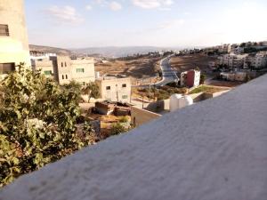 杰拉什Furnished apartment for rent in jarash شقة مفروشة للإيجار في جرش的从建筑屋顶上可欣赏到城市美景
