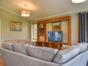 PentridgeWhitey Top Country Lodge的带沙发和平面电视的客厅