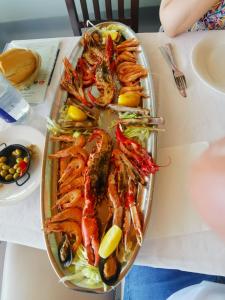 莫塞永芭堤雅酒店的桌上的龙虾和其他海鲜盘