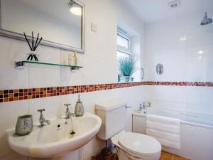 伊利Vineyards Apartment的浴室配有盥洗盆、卫生间和浴缸。