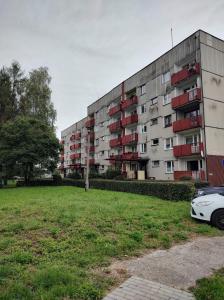 切拉季Apartament Czeladź 60m2 Centrum Katowic 10km的公寓大楼前面设有停车位