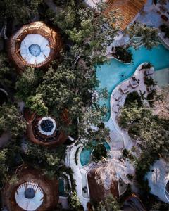 图卢姆Hotel Muaré & Spa Tulum的主题公园游泳池的顶部景观