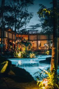 图卢姆Hotel Muaré & Spa Tulum的夜间带游泳池的度假村