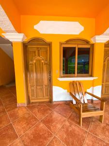 兰金El Mirador de Tansu的一间设有木门和椅子的房间