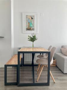 萨拉戈萨Apartamento centro con parking privado的客厅里一张桌子上放着植物
