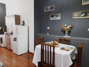 亚松森Apartamentos Victoria的厨房配有桌子和白色冰箱。