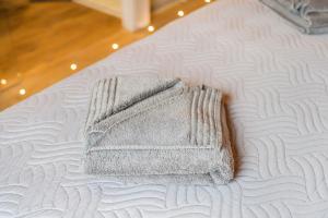 巴特Lütt Haven的毛巾放在床垫上