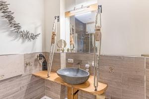 巴特Lütt Haven的一间带水槽和镜子的浴室