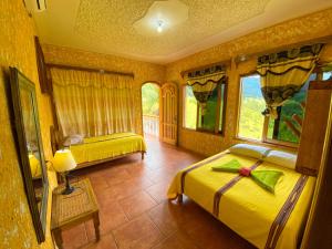兰金El Mirador de Tansu的一间卧室设有两张床和窗户。