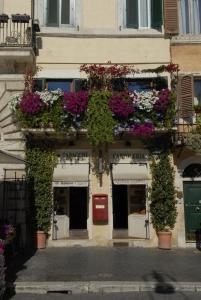 罗马纳沃纳菲奥雷公寓的一座花卉和植物繁茂的建筑