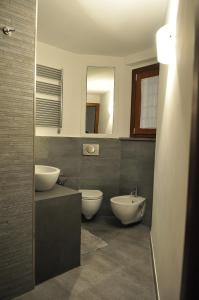 罗马纳沃纳菲奥雷公寓的浴室设有2个水槽和2个卫生间