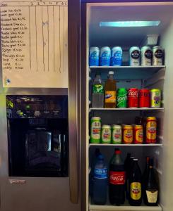 MeerzorgSutopia Holiday Resort的装满大量饮品的开放式冰箱