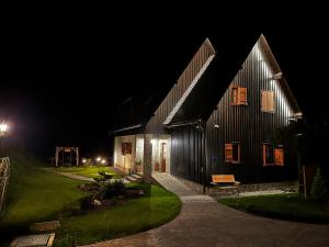 普利特维采村Boutique Villa Pearl of Plitvice, Plitvice Lakes的夜间有灯的谷仓