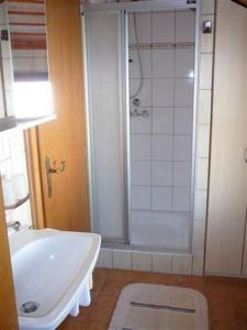 Ehenbichl凯瑟琳度假屋的带淋浴、白色浴缸和盥洗盆的浴室