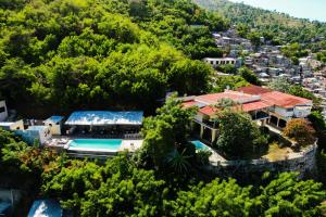 海地角Habitation Des Lauriers的享有带游泳池的房屋的空中景致