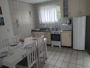 邦比尼亚斯residencial pilati的厨房配有冰箱和桌椅