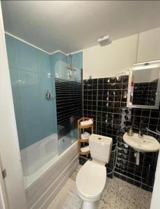 FreirachdorfOsteria Mediterranean的浴室配有卫生间、盥洗盆和淋浴。