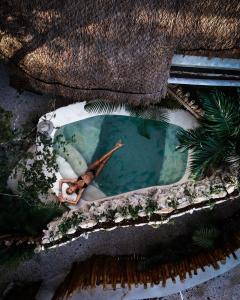图卢姆Hotel Muaré & Spa Tulum的游泳池中女人的头脑