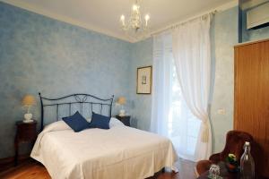 罗马Sweet Dreams in St Peter B&b的一间卧室配有一张带蓝色墙壁和吊灯的床。