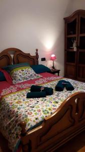 AixovallCal Jan的一间卧室配有一张带花卉床罩的大床