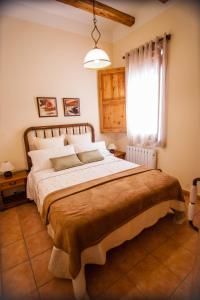 Bellmunt de CiuranaColonia Apartamento Rural的一间卧室设有一张大床和一个窗户。