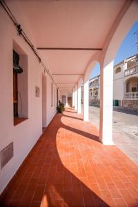 Bellmunt de CiuranaColonia Apartamento Rural的一座建筑的空走廊,铺着红色的瓷砖地板