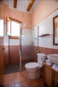 Bellmunt de CiuranaColonia Apartamento Rural的浴室配有卫生间、淋浴和盥洗盆。