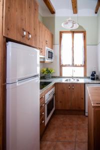 Bellmunt de CiuranaColonia Apartamento Rural的厨房配有白色冰箱和木制橱柜。