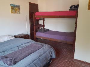 普尔马马尔卡ElPoro的一间卧室配有两张双层床。