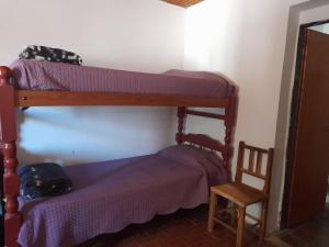 普尔马马尔卡ElPoro的一间卧室配有两张双层床和椅子